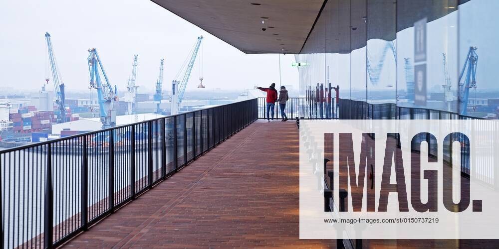 Viewing platform Plaza of the Elbphilharmonie with view of the harbor ...