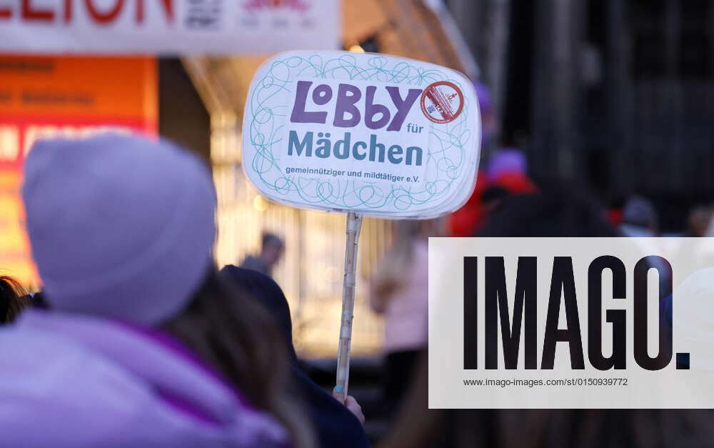 Demo von One Billion Rising auf dem Roncalliplatz. Am weltweiten ...