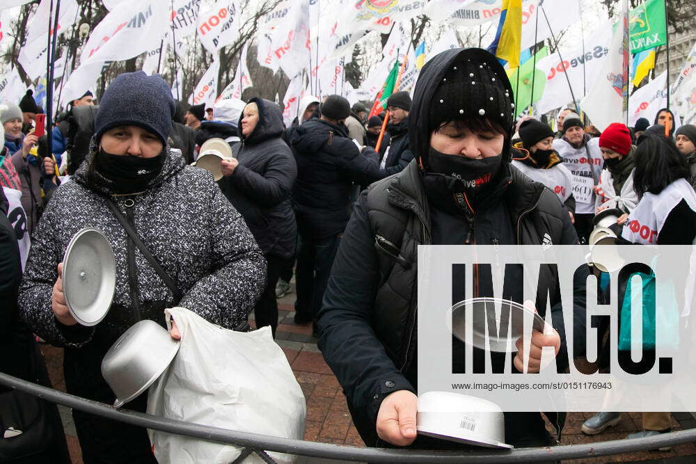 KIEV, UKRAINE - FEBRUARY 17, 2022: Demonstrators clatter pots and pans ...