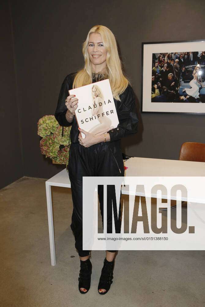 Claudia Schiffer Claudia Schiffer At The Signing Session In The Cwc Gallery On 16 November 2017 In 