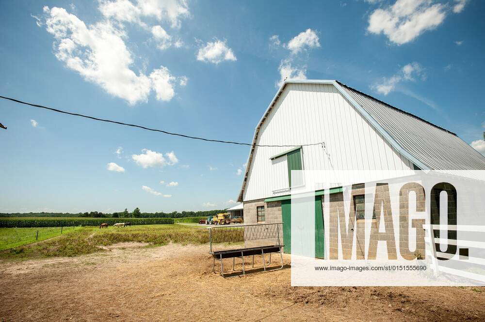 cinder-block-barn-xagefotostockx-xedwinxremsbergx