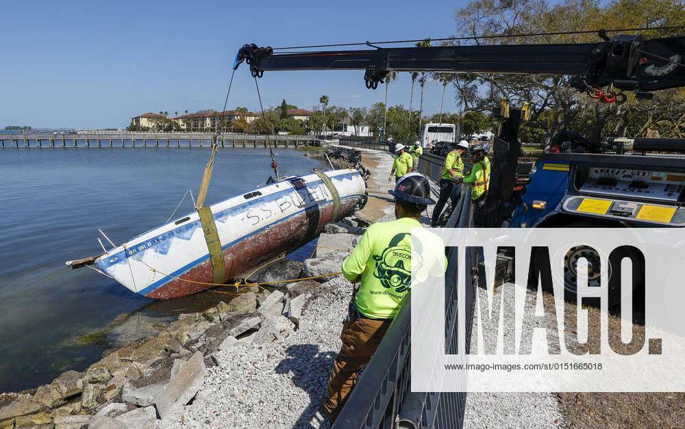 February 21, 2022, Dunedin, Florida, USA Crews work to remove a