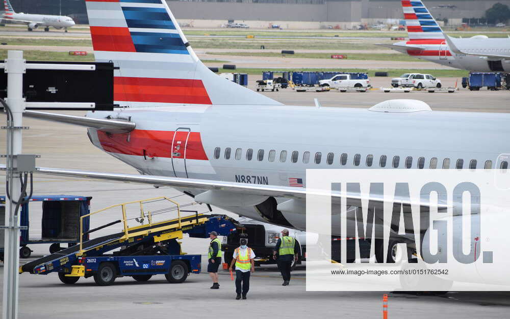 Dallas-Ft. Worth Airport: American Airlines ramp service workers ...