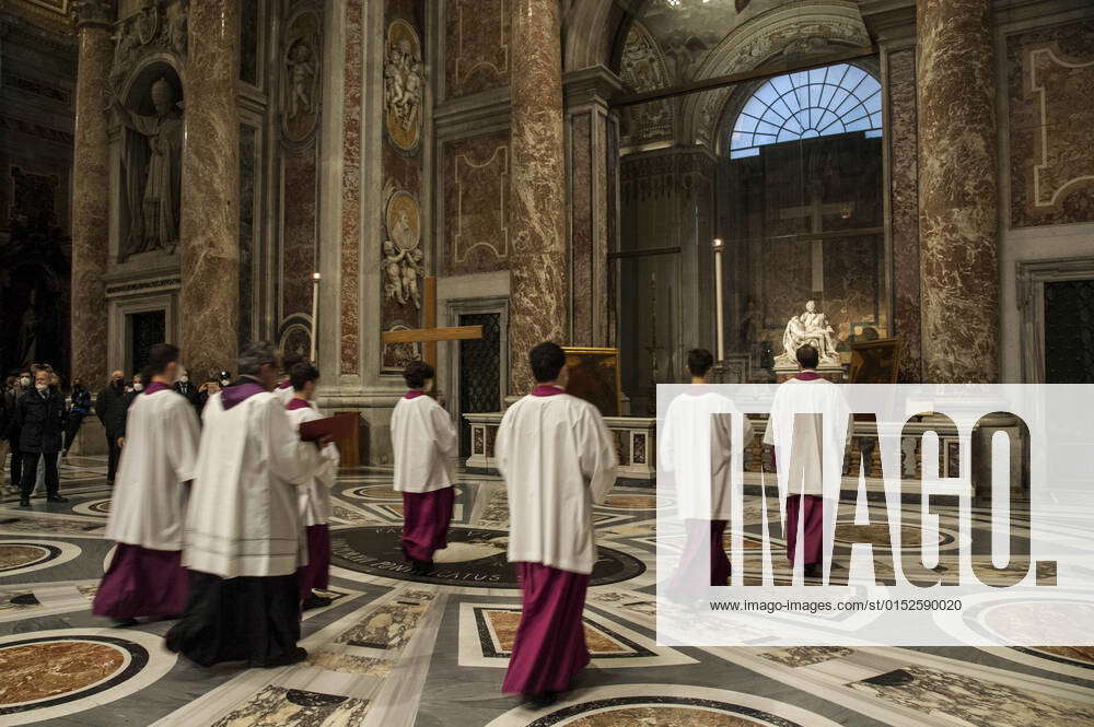 Italy, Rome, Vatican, 22 03 04. The procession with the Cross arrives
