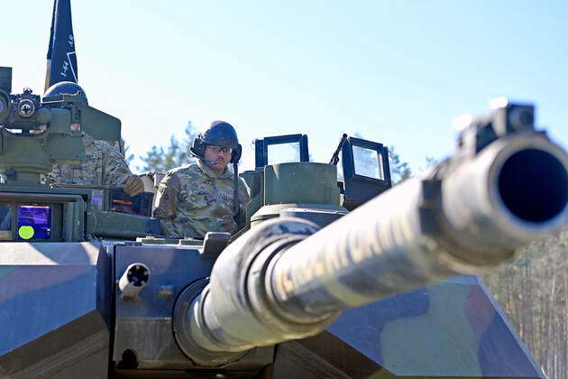 Tank Gunner View Soldier, gunner, tank gunner of a US tank sits on the command post of a ...