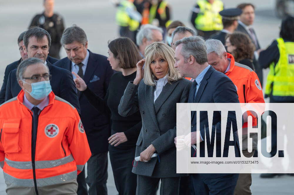 Olivier Veran, ministre de la sante, Brigitte Macron, avec Jean