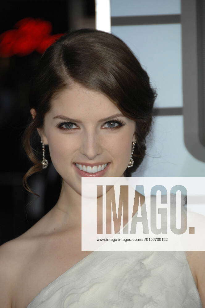 Anna Kendrick at the Up In The Air Los Angeles Premiere, Mann Village ...