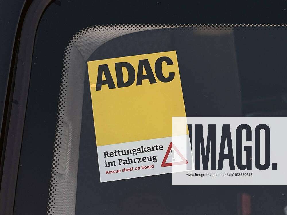 29 03 2022, A used car from BMW, the 318td Compact, on the windshield a  sticker