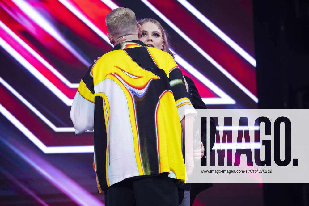 Mille Bergholtz is voted out and gets a few words of comfort by Martin