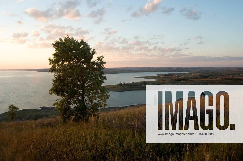 Pristine scenic vistas overlook Lake Sakakawea of the Missouri River ...