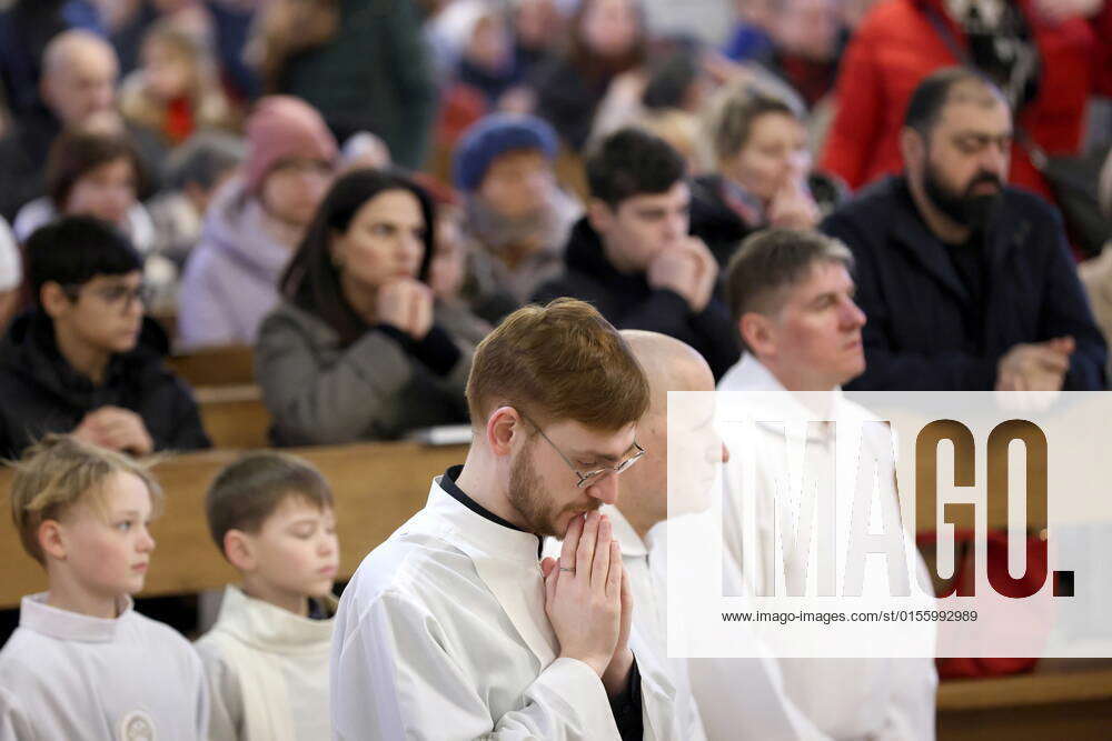 MOSCOW, RUSSIA - APRIL 17, 2022: Believers attend a Mass at the ...