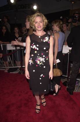 Elisabeth Shue at the premiere of Hollow Man in Westwood. 08-02-00 ...