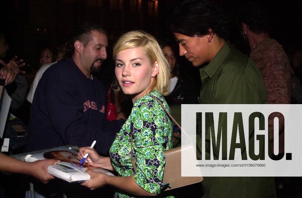 Andrew Keegan and Elisha Cuthbert sign autographs at the grand opening