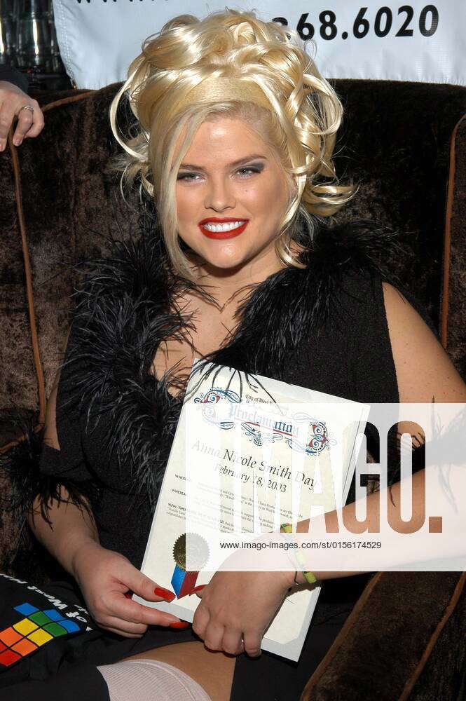 Anna Nicole Smith receives a proclamation rom the City of West ...