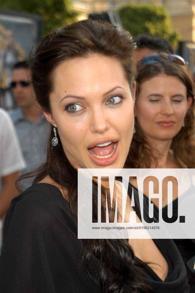 Lara Croft: Tomb Raider - Publicity still of Angelina Jolie
