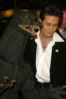 Rei Kikukawa, Masahiro Matsuoka and Godzilla at the World Movie ..., حجم الصورة 281x420