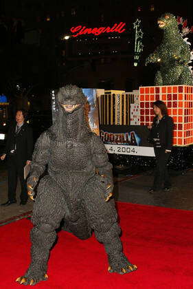 Rei Kikukawa, Masahiro Matsuoka and Godzilla at the World Movie ..., حجم الصورة 281x420