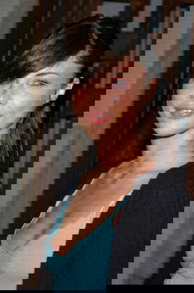 Stol ustida jinsiy olatni porno