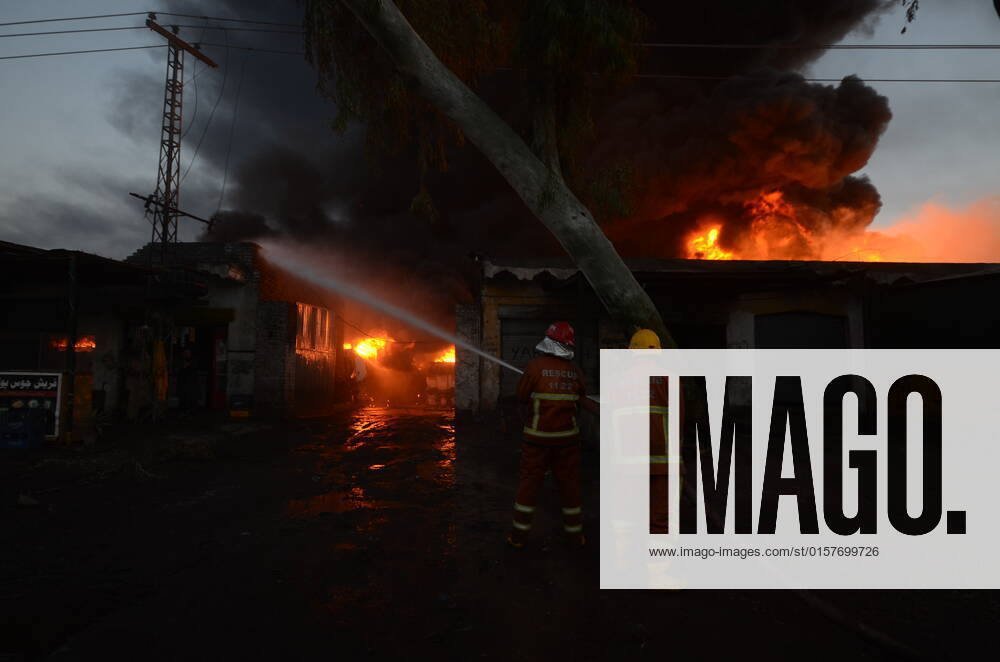 Pakistan: Fire at an oil tanker terminal in Nowshera Firefighters try ...