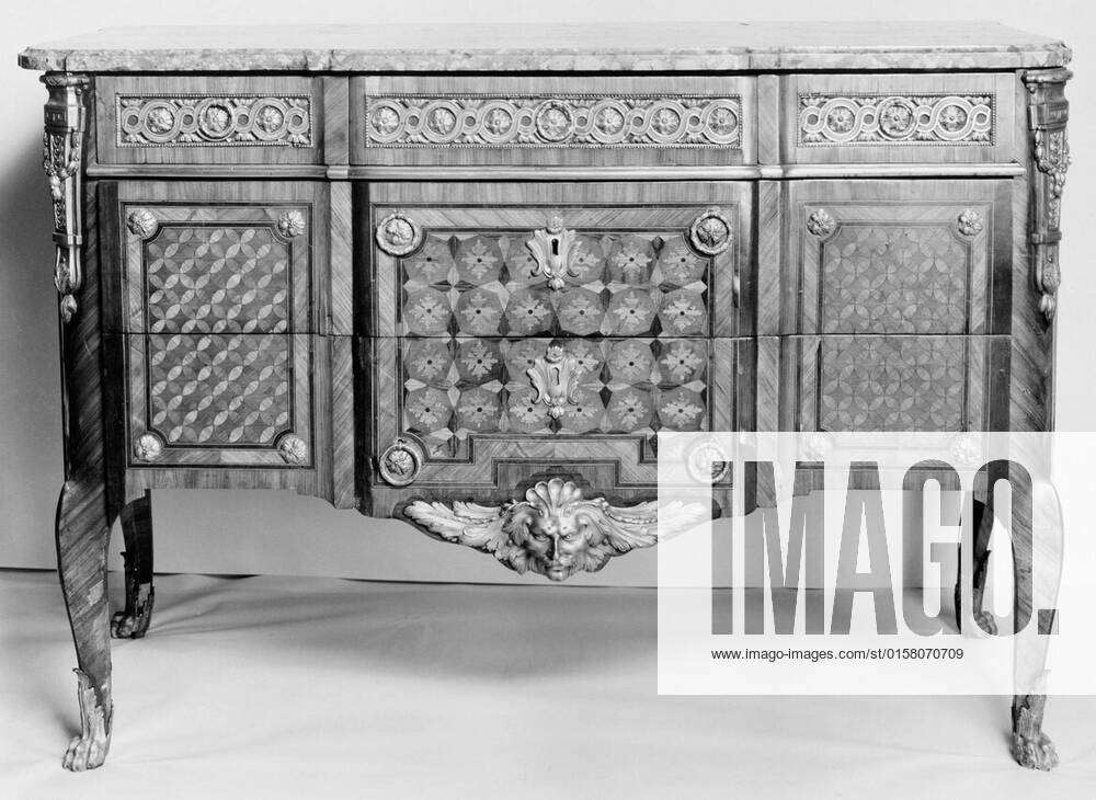 commode-date-ca-1760-70-culture-french-medium-tulipwood