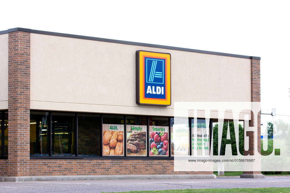 EAU CLAIRE, WI USA JUNE 24, 2014 Aldi grocery store exterior. Aldi