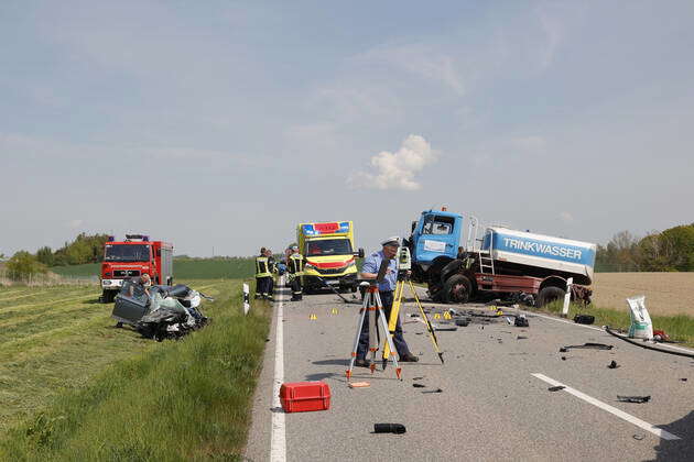 Unfall_S247_Tote 10.05.2022, B175, Unfall Skoda Knallt Frontal Gegen ...