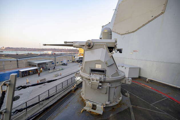 The 155-meter-long warship USS Forrest Sherman, from the US Navy, has ...