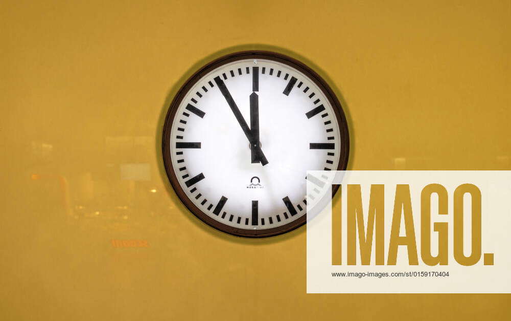 Fünf vor Zwölf, Uhr zeigt 5 Minuten vor 12, Symbol, es ist fast zu spät, letzte Chance zu handeln