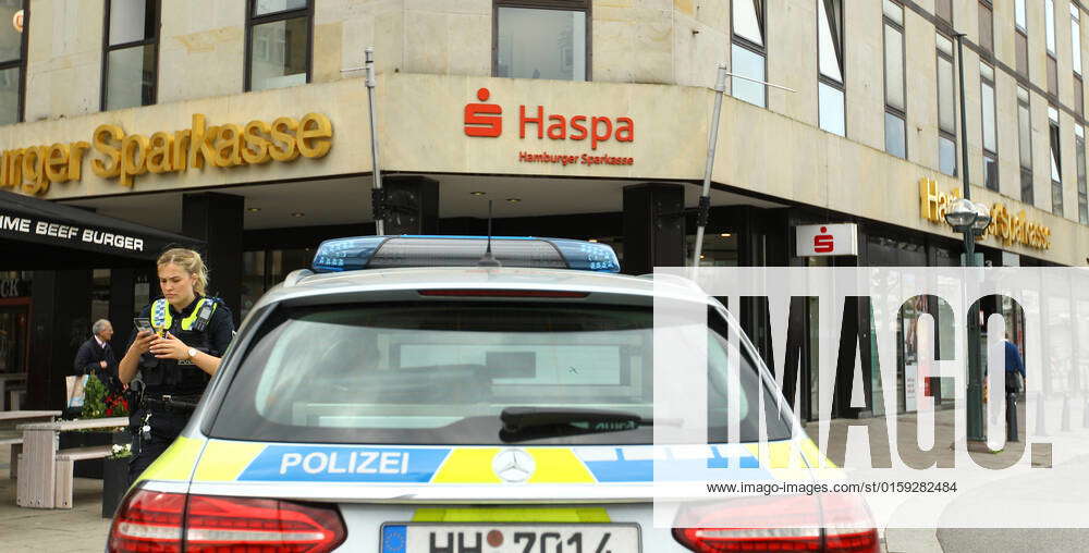 A police squad car is parked in front of the Hamburger Sparkasse branch
