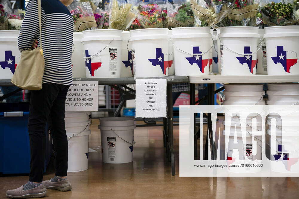 May 26, 2022, Uvalde, Texas, USA Guests pick out free flower bouquets at a Walmart in Uvalde