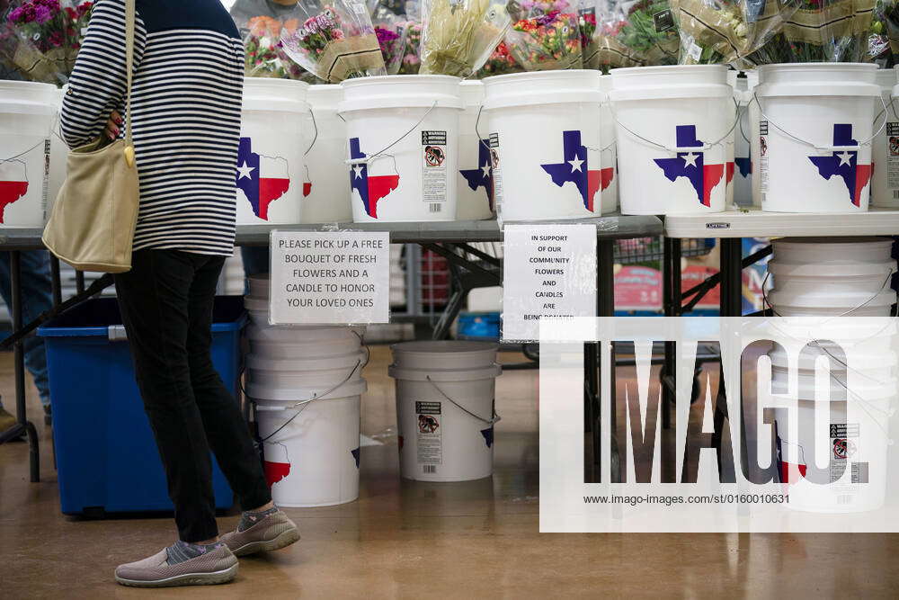 May 26, 2022, Uvalde, Texas, USA Guests pick out free flower bouquets