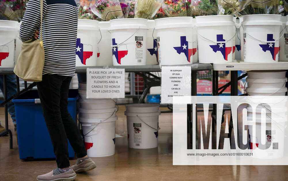 May 26, 2022, Uvalde, Texas, USA Guests pick out free flower bouquets at a Walmart in Uvalde