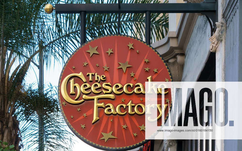 PASADENA, CA USA OCTOBER 4, 2015 Cheesecake Factory restauruant sign