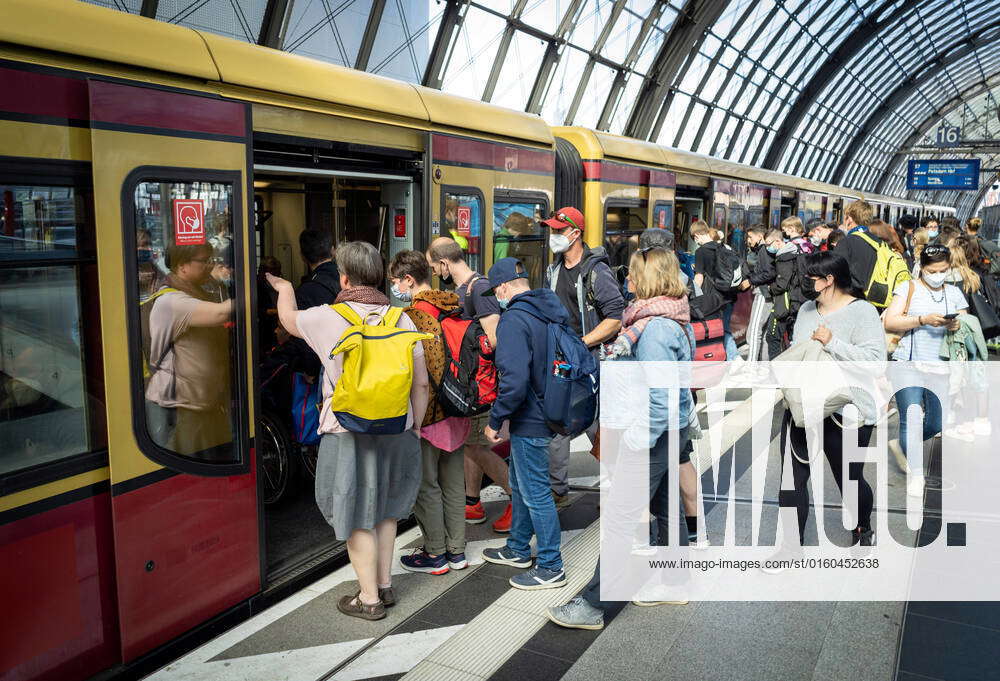 01 06 2022,Berlin,Germany,GER,Hauptbahnhof,from today the 9 Euro ticket