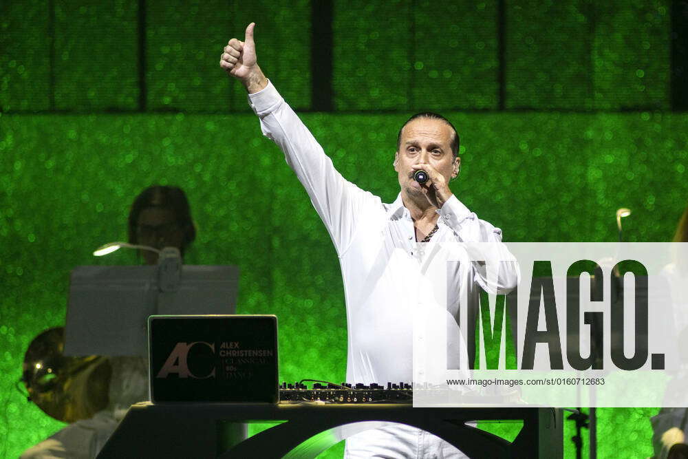 Alex Christensen & The Berlin Orchestra feat. Asja Ahatovic live bei einem Konzert der Classical 90s