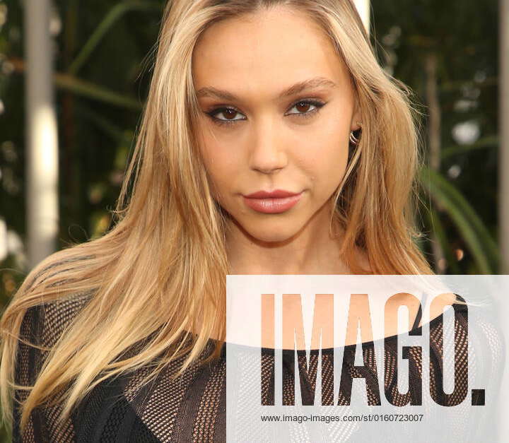 HOLLYWOOD, CA - JUNE 6: Alexis Ren at the World premiere of Jurassic