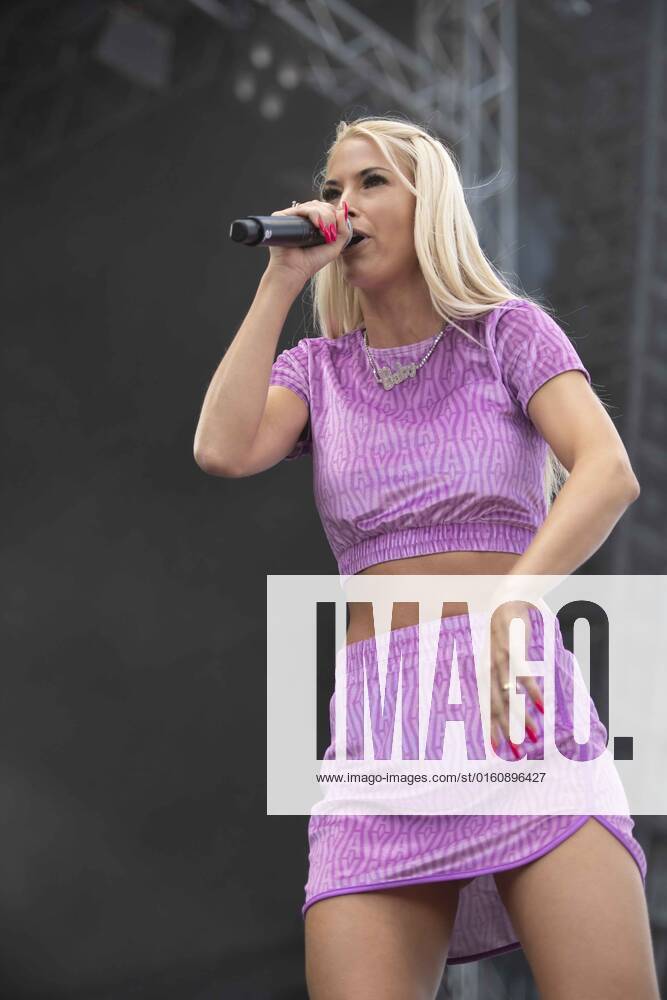 Isi GLUECK, happiness, singer, pop singer, musician, singing, concert, Oberhausen ole party in