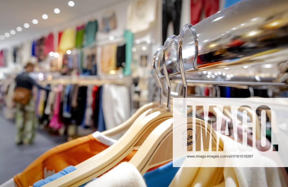 2022 06 15 11 39 58 AMSTERDAM Second hand clothing store, ReLove Exchange ReLove Exchange buys and