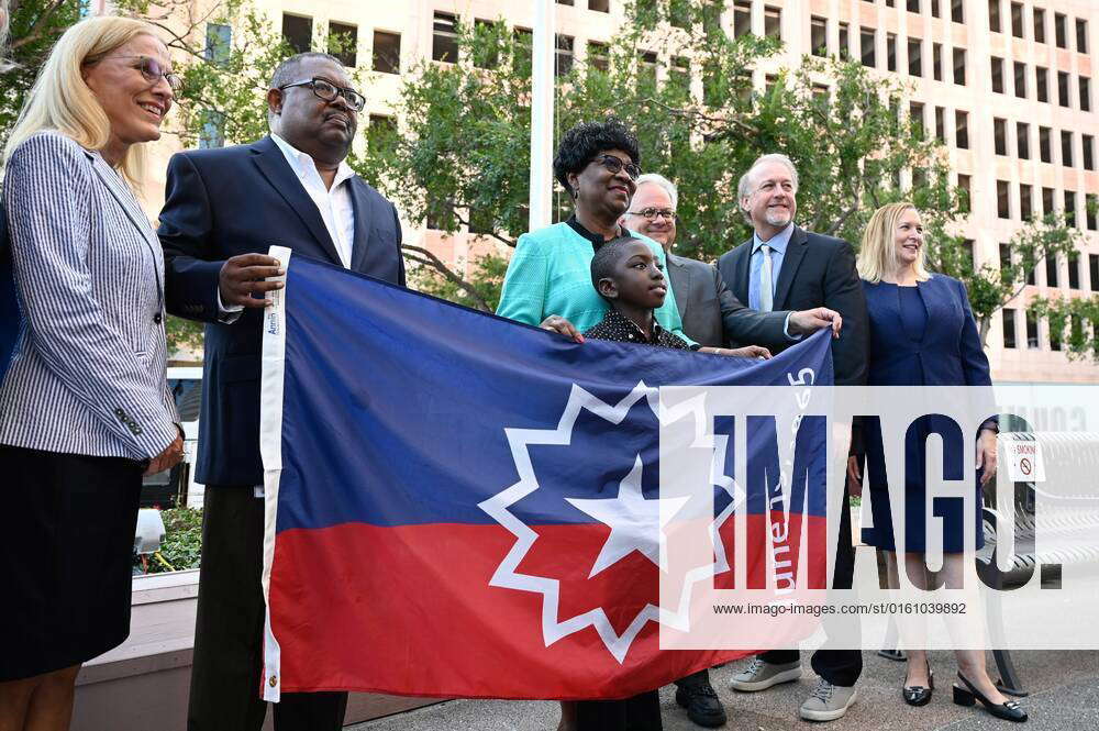 june-15-2022-tampa-florida-usa-local-dignitaries-take-a-photo-and