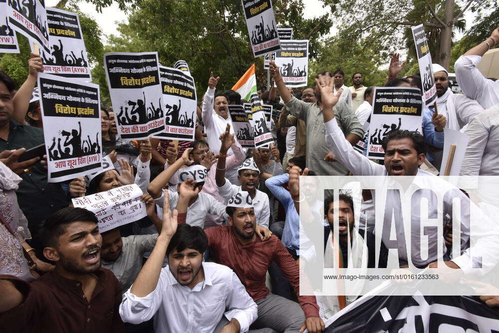 NEW DELHI, INDIA - JUNE 20: AAP Leader and Workers protesting in ...