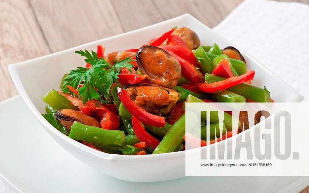 Salad with mussels, green beans and paprika xFotosearchxLBRFx xTimolinax