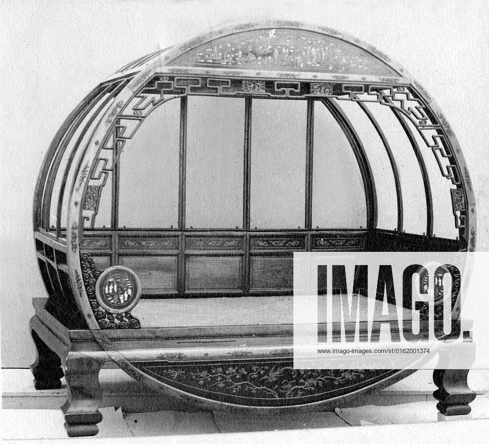 Bedstead 19th century China. Bedstead. China. 19th century. Rosewood