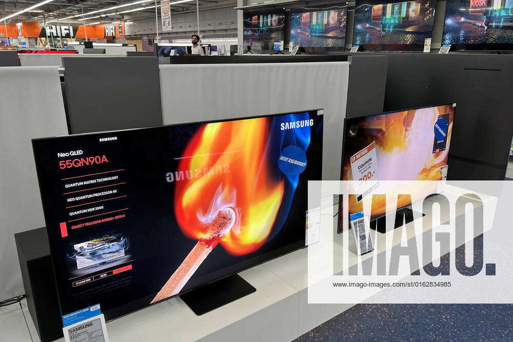 Samsung Fernsehgeraete in einem Saturn Elektonikmarkt, LED Oled ...