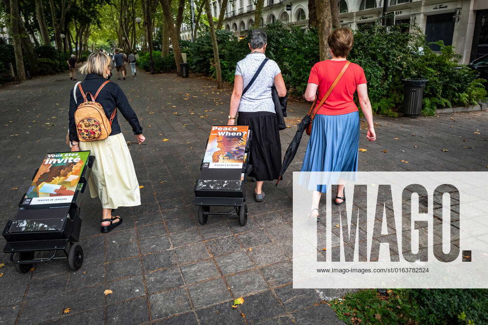 Frankreich, Stadt TOURS im Departement IndreetLoire; Straßenszene zeugen Jehovas Juli 2022 Frankr Frankreich, Stadt TOURS im Departement IndreetLoire; Straßenszene zeugen Jehovas Juli 2022 Frankr