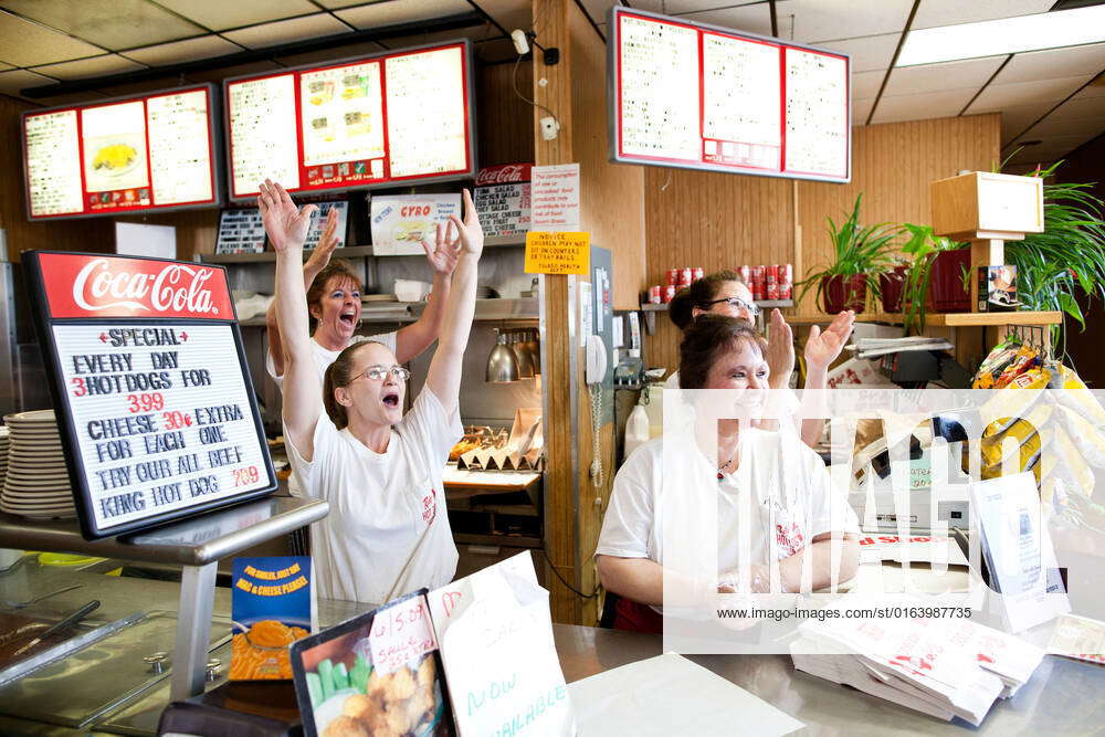 Restaurant staff celebrate as President Barack Obama stops for lunch at ...