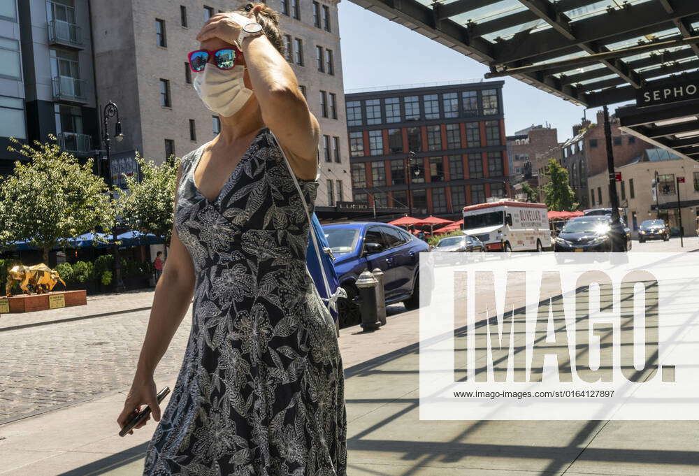 Hot weather in New York Visitors suffer through hot weather in the