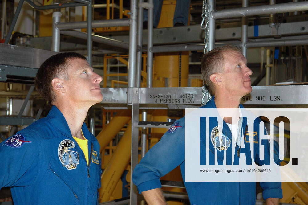 KENNEDY SPACE CENTER, FLA. - In the Orbiter Processing Facility, STS ...