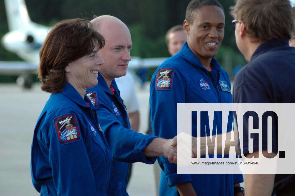 KENNEDY SPACE CENTER, Fla. -- The STS-118 crew arrives at Kennedy s ...