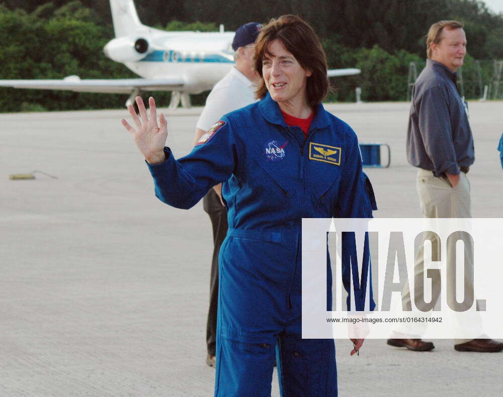 KENNEDY SPACE CENTER, Fla. -- The STS-118 crew arrives at Kennedy s ...