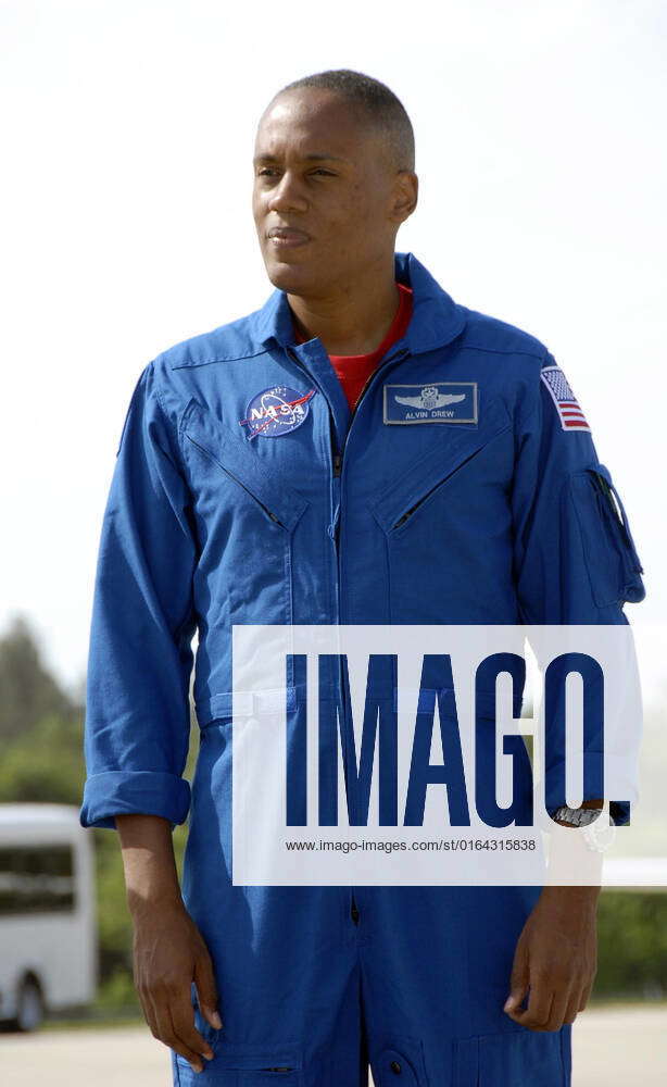 KENNEDY SPACE CENTER, FLA. -- The STS-118 crew arrives at Kennedy Space ...